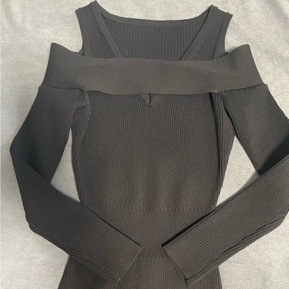 NWOT Ribbed cold shoulder black top. Size XS - Picture 5 of 5